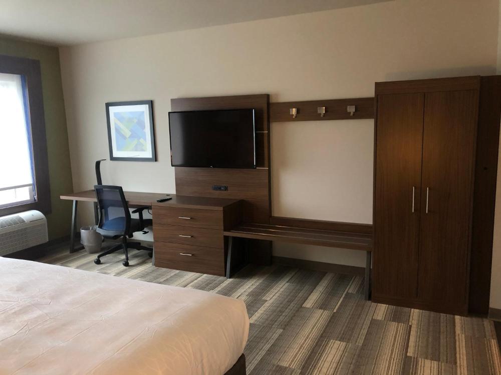 King Suite with Tub and Sofa Bed - Mobility Accessible interior
